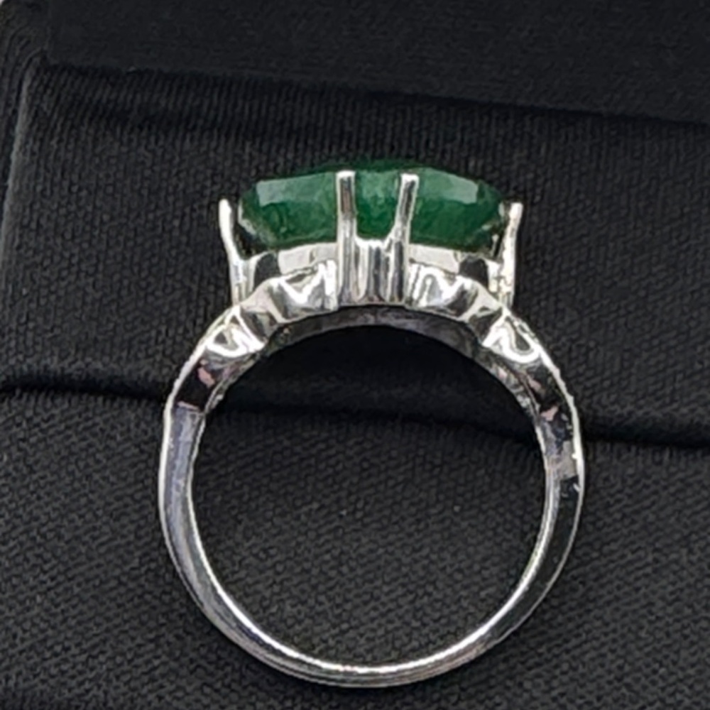 925 Silver Emerald ring with White topaz accent stones. Ring Size 7 - Picture 7 of 10